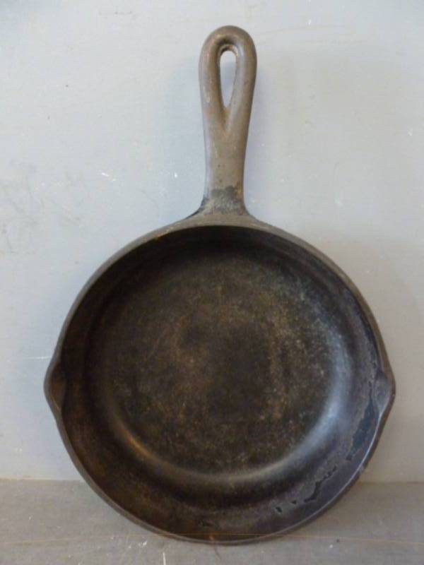 lot 86 image: Vintage Cast Iron Pan