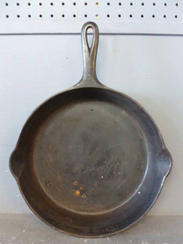 lot 89 image: Vintage Griswold Cast Iron Pan