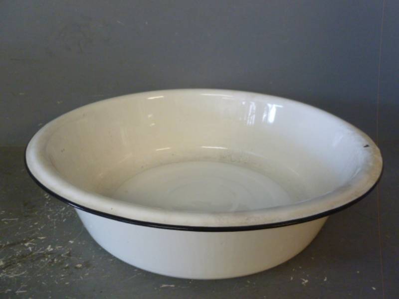 lot 94 image: Vintage Enamelware