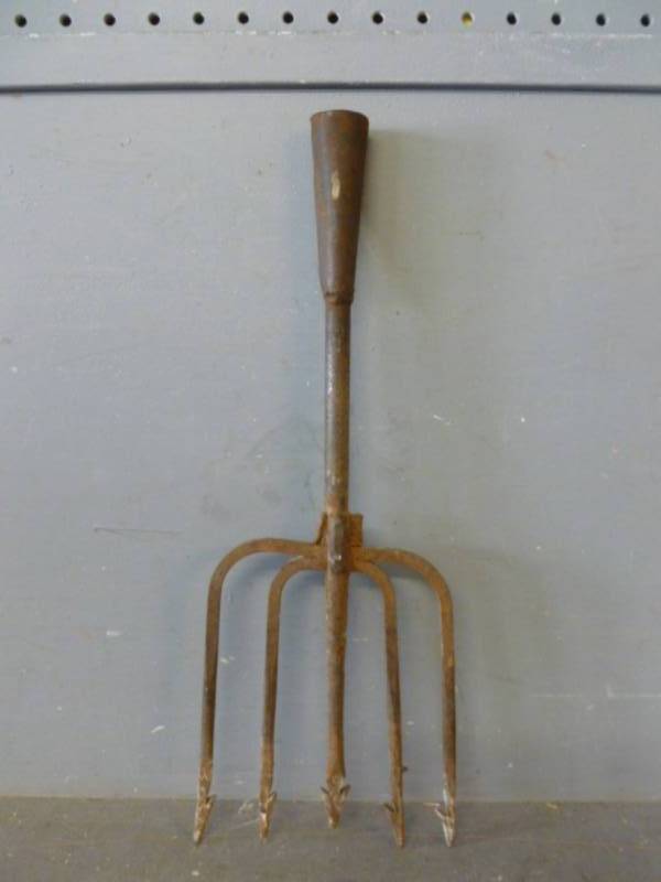 lot 122 image: Vintage Spear Head