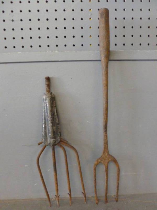lot 124 image: Vintage Spear Heads