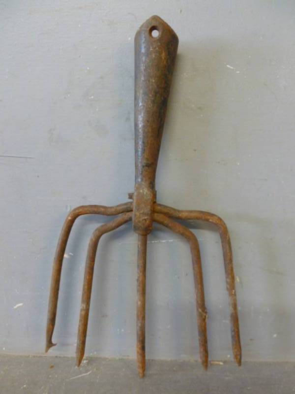 lot 121 image: Vintage Spear Head