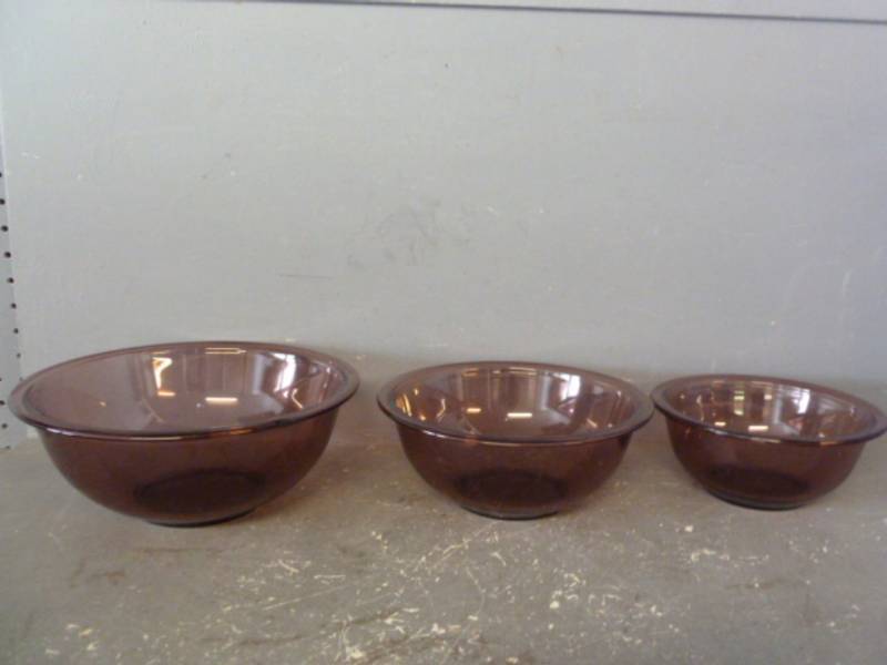 lot 192 image: Pyrex Mixing Bowl Set