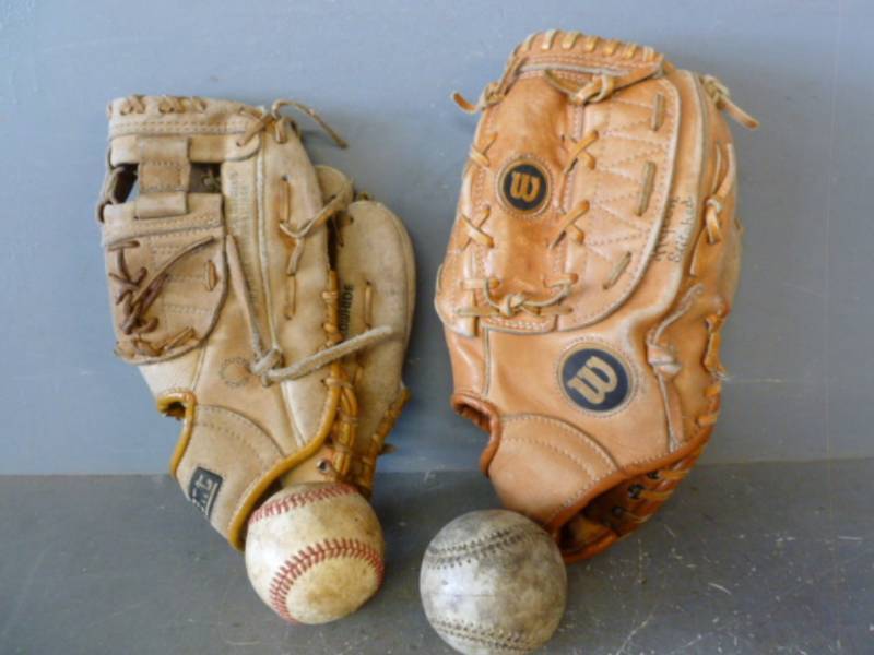 lot 212 image: Baseball Gloves