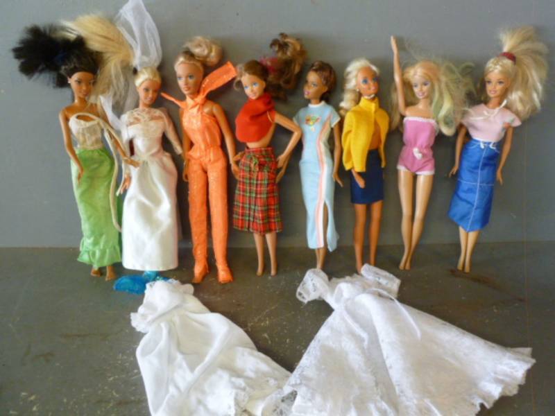 lot 223 image: Barbie Dolls