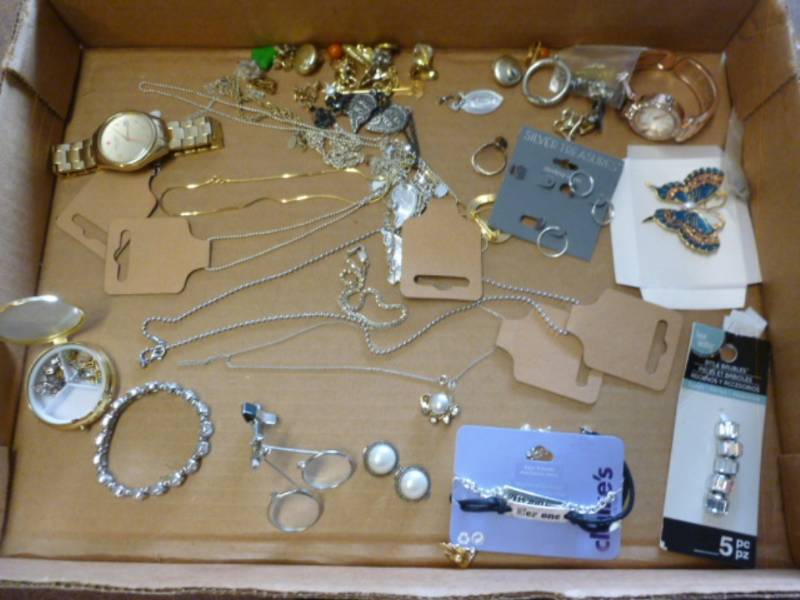 lot 224 image: Jewelry