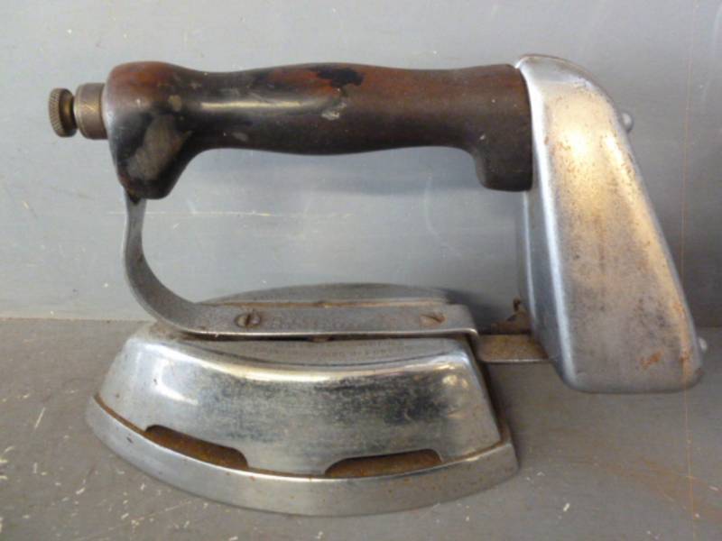 lot 225 image: Antique Gas Iron