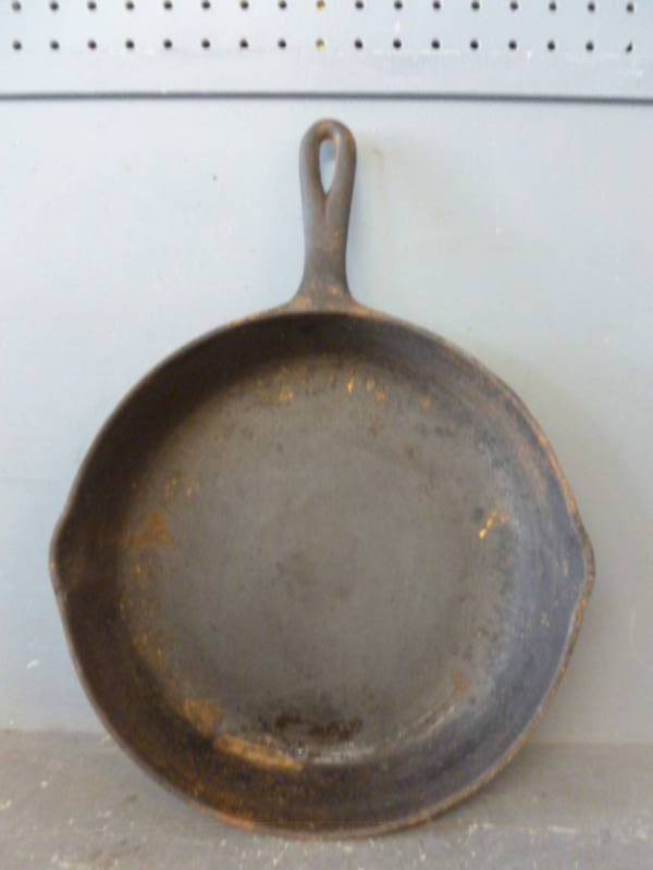 lot 253 image: Cast Iron Pan
