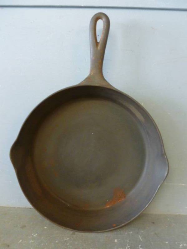 lot 254 image: Vintage Cast Iron Pan