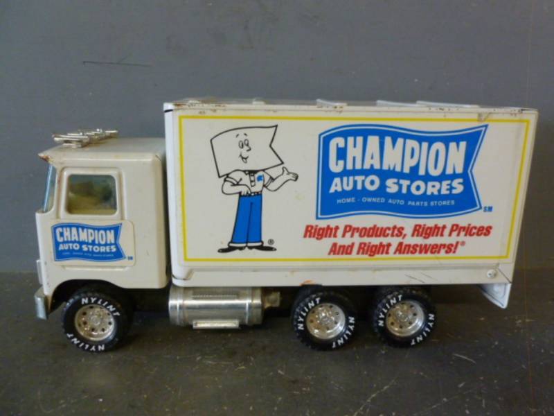 lot 286 image: Nylint Truck