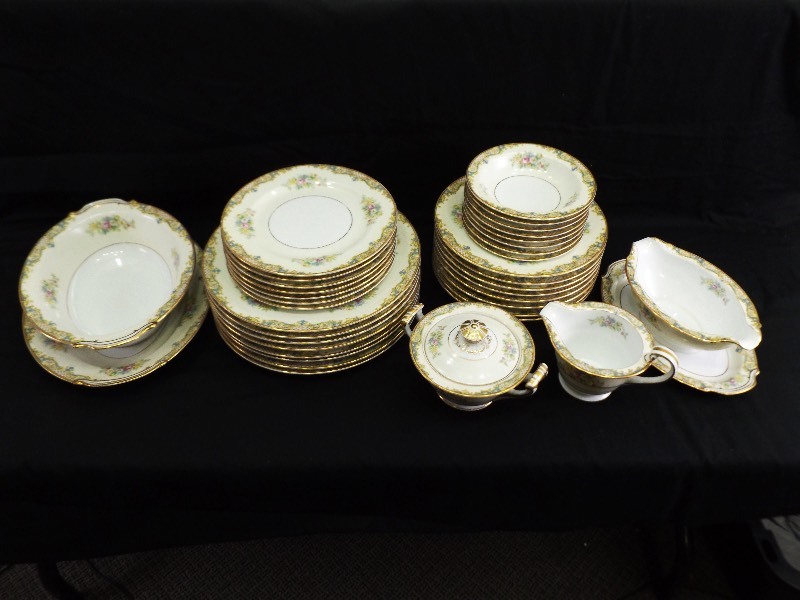 lot 32 image: 1940s Occupied Japan&nbspNoritake&nbsp37 Piece Carmela Pattern China