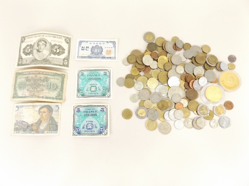 lot 19 image: Lot of Misc Foreign Currency