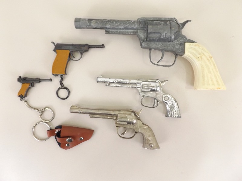 lot 20 image: Lot of Vintage Toy Cap Guns