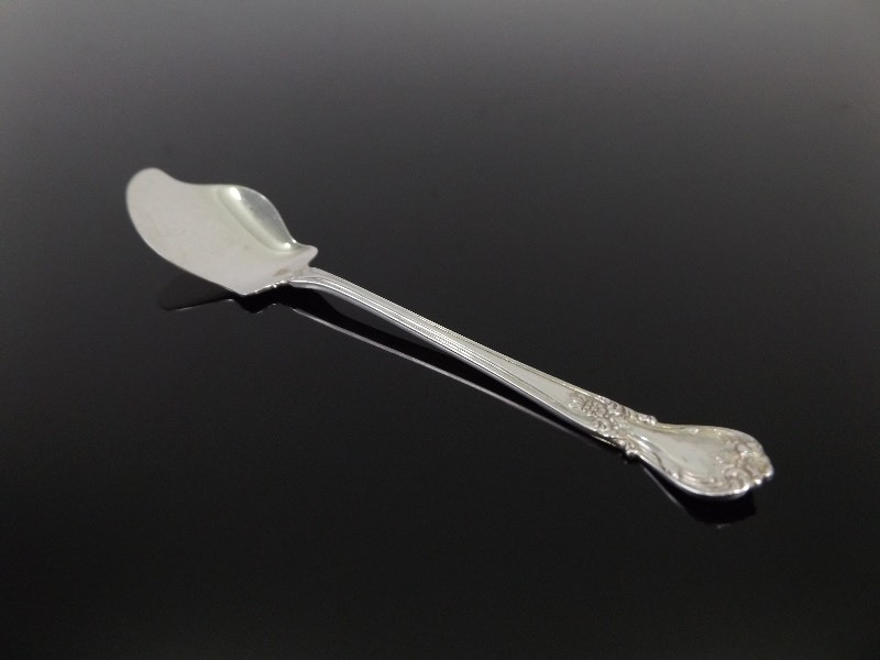 lot 41 image: Antique .925 Sterling Silver Condiment Spoon Knife