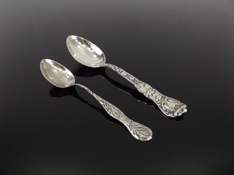 lot 49 image: 2 Antique .925 Sterling Silver White House and Philadelphia Souvenir Spoons