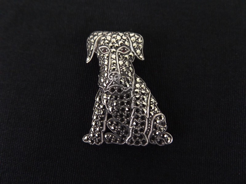 lot 74 image: .925 Sterling Silver Art Nouveau Puppy Brooch