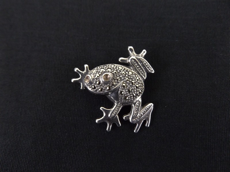 lot 75 image: .925 Sterling Silver Art Nouveau Dead Eyed Frog Brooch