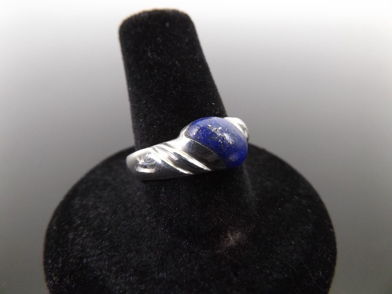 lot 85 image: .925 Sterling Silver Inlayed Blue Lapis Lazuli Ring Size 7.5