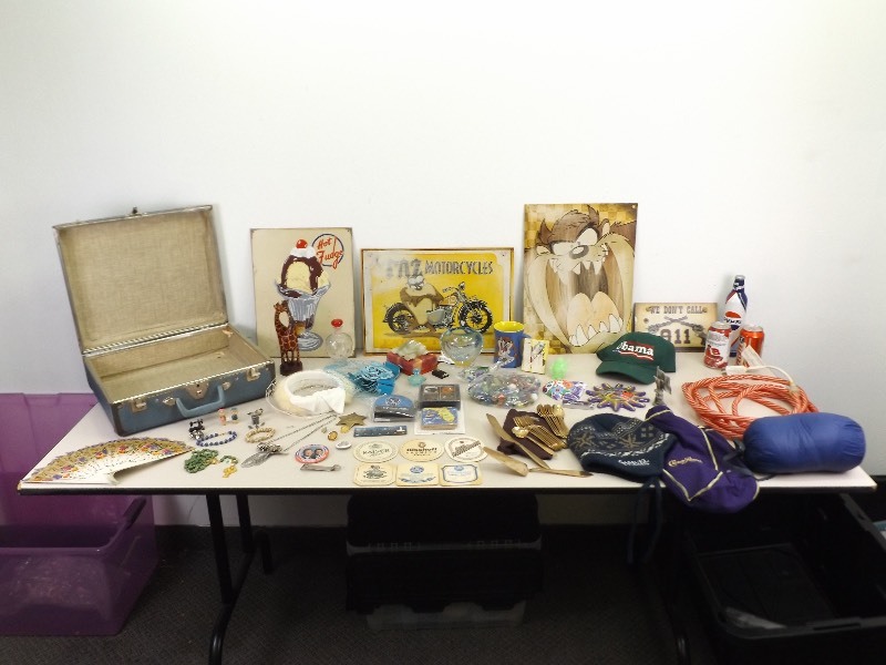 lot 100 image: Large Lot of Miscellaneous Collectibles 