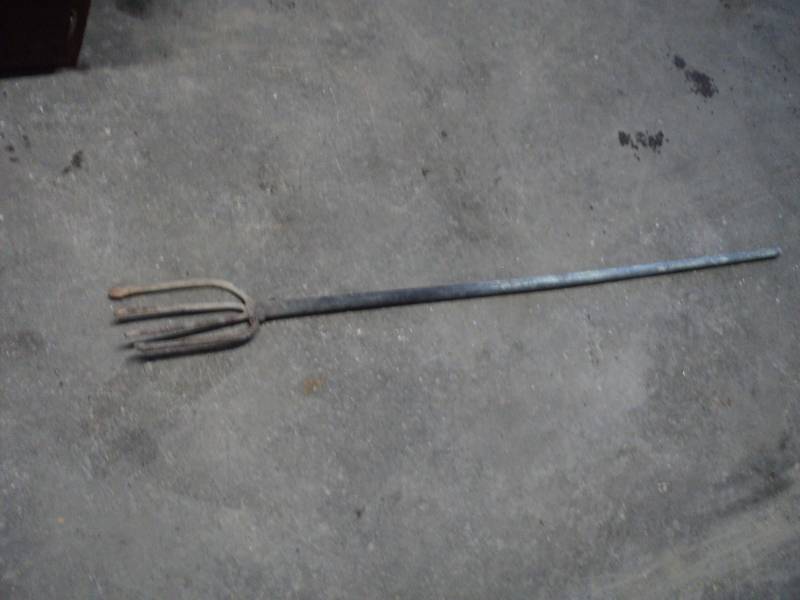 lot 6 image: Old Metal Spear...