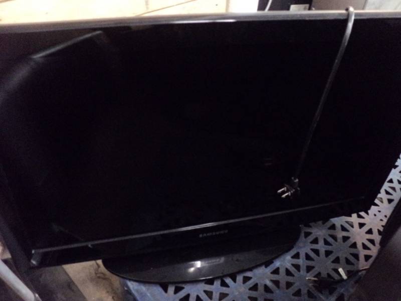 lot 64 image: Samsung TV 31 Powers on...