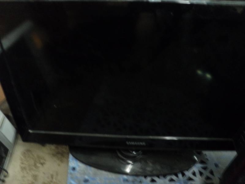 lot 66 image: Samsung TV 31 Powers on...