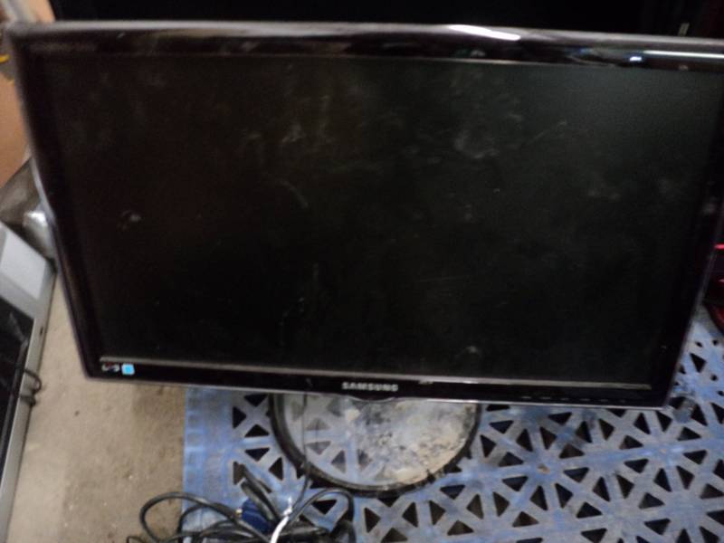 lot 68 image: Samsung TV 23 Powers On...