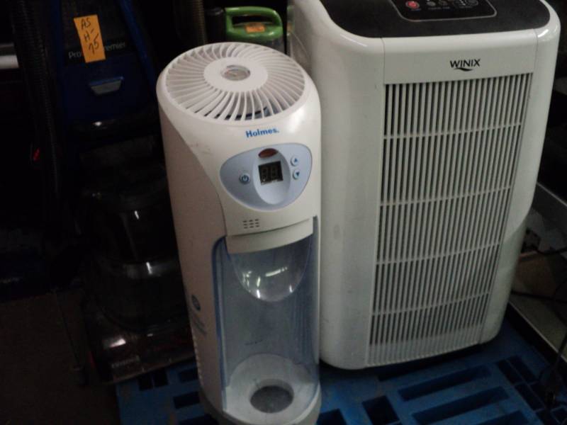 lot 77 image: Holmes Humidifier and NINIX Dehumid...