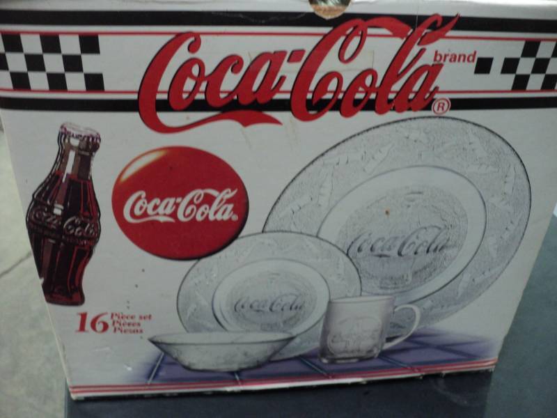 lot 100 image: 16 Piece Coca Cola Dish Set new in...