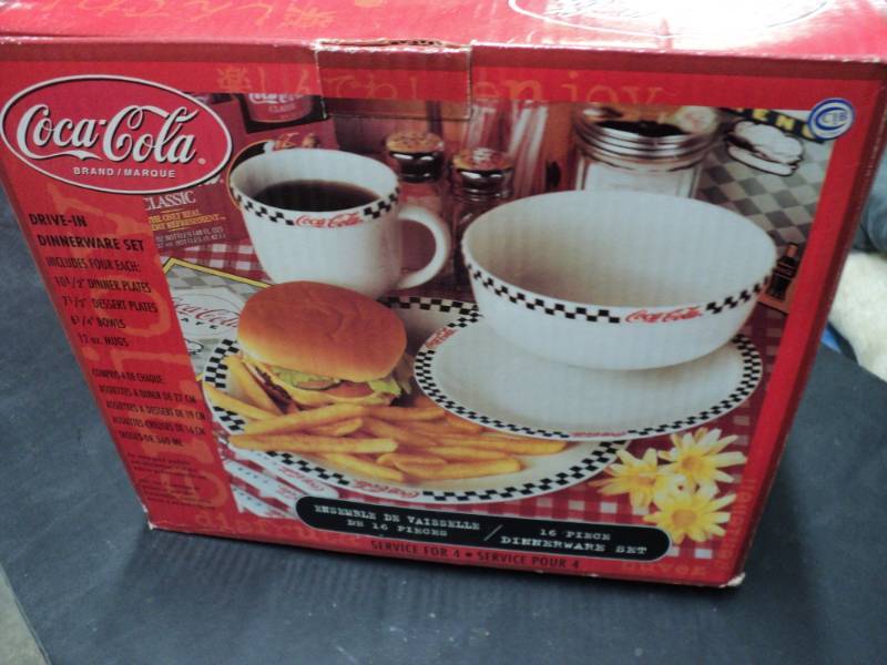 lot 101 image: 16 Piece Coca Cola Drive In Dinnerw...