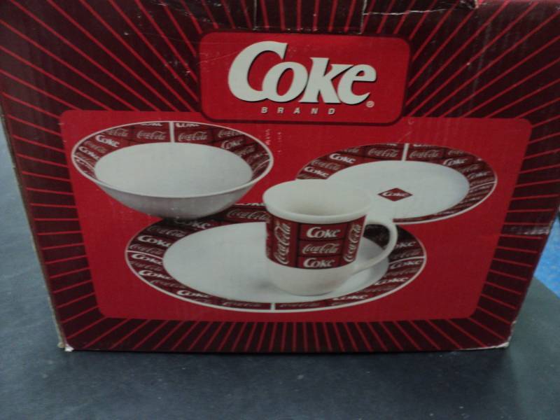 lot 103 image: 16 Piece Coca Cola Dish Set new in...