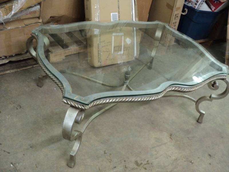 lot 118 image: Coffee Table 49 Long x 36 Wide Me...