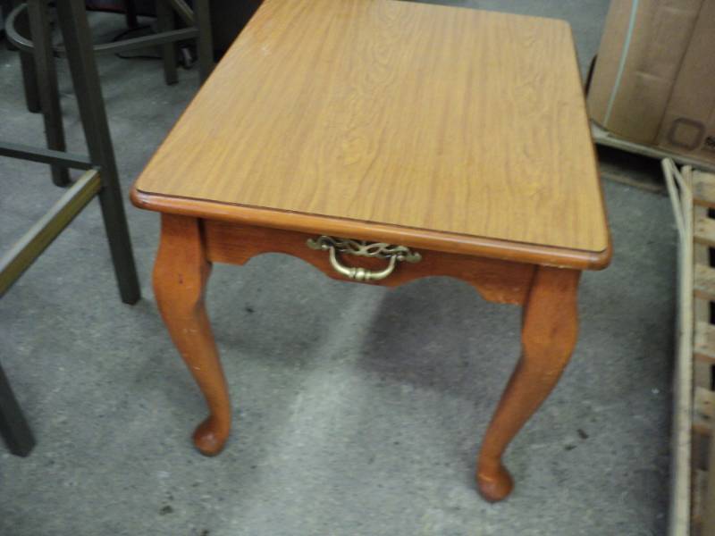 lot 130 image: End Table 22 x 26 x 21...