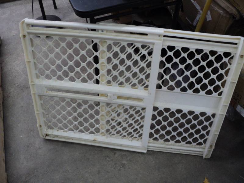 lot 174 image: Safety Gate...