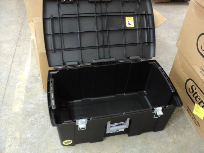 lot 193 image: Sterilite Footlocker 31 14 x 17 5...