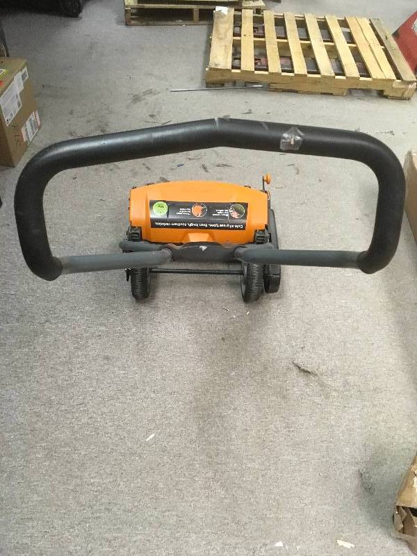 lot 46 image: Fiskars 18 in. Cut Manual Push Non-Electric Walk Behind Reel Mower in working condition