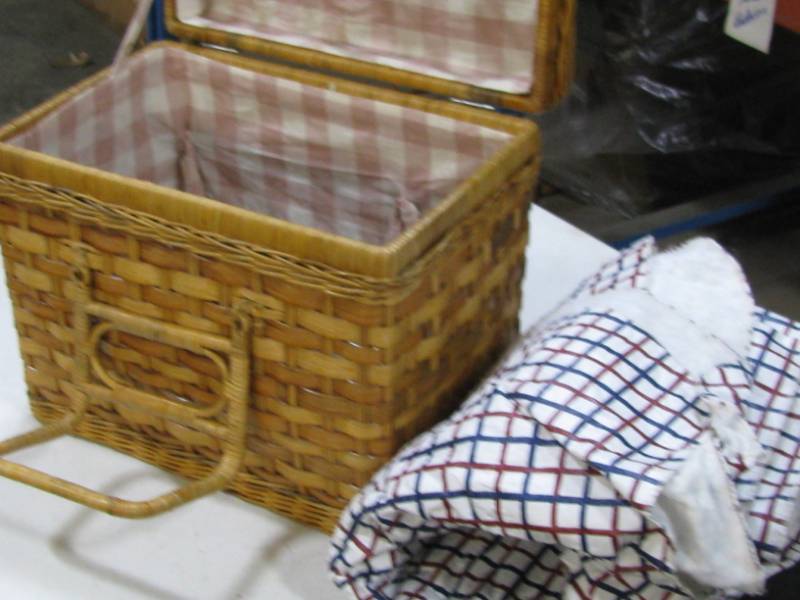 lot 10 image: Picnic Basket