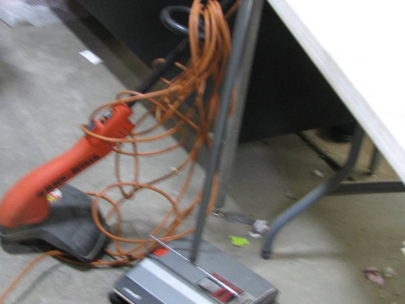 lot 21 image: Black & Decker Weeder