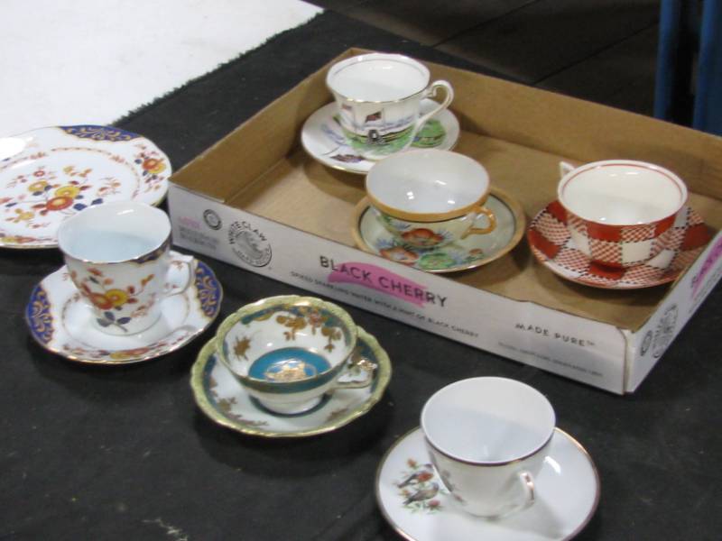 lot 27 image: China CupsSaucers