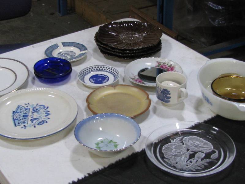lot 31 image: Glassware