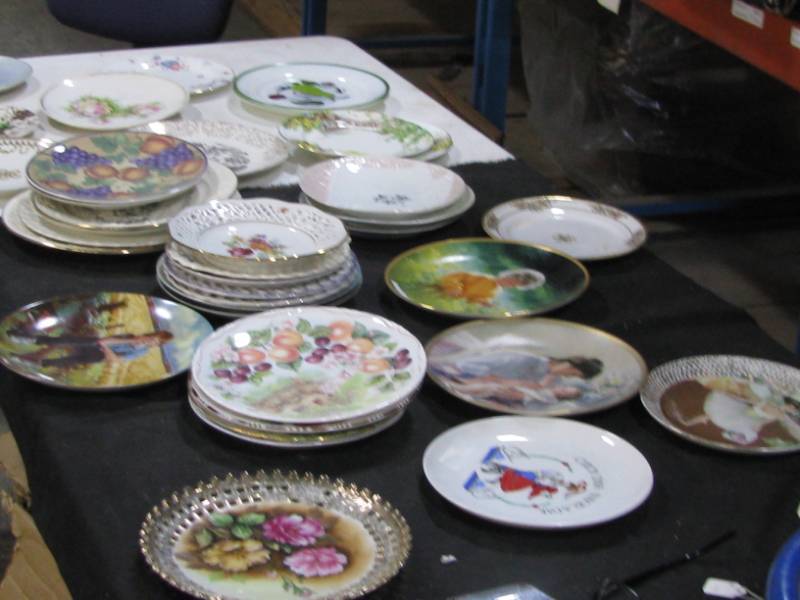 lot 37 image: Decorative Plates