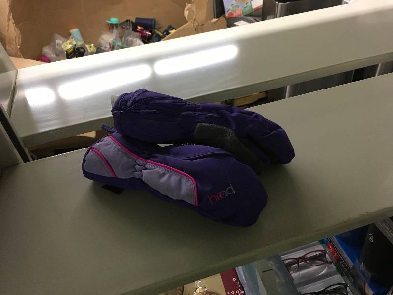lot 23 image: Head Jr. Ski Mitten, Retail $10.99