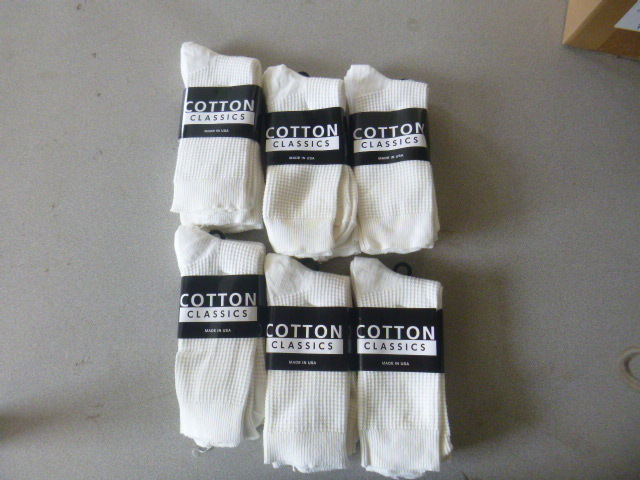 lot 103 image: 12 Pair of Cotton Classic Socks