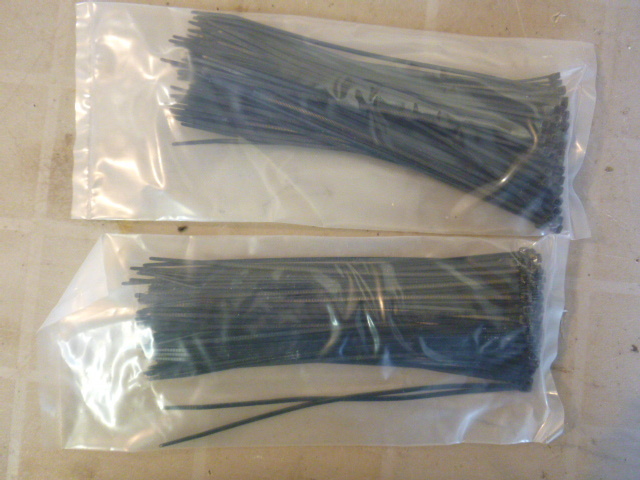 lot 123 image: 2 Bags of Cable Ties