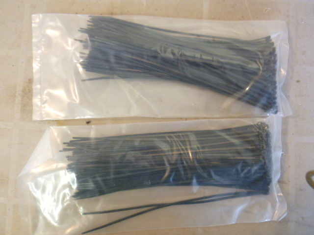 lot 124 image: 2 Bags of Cable Ties