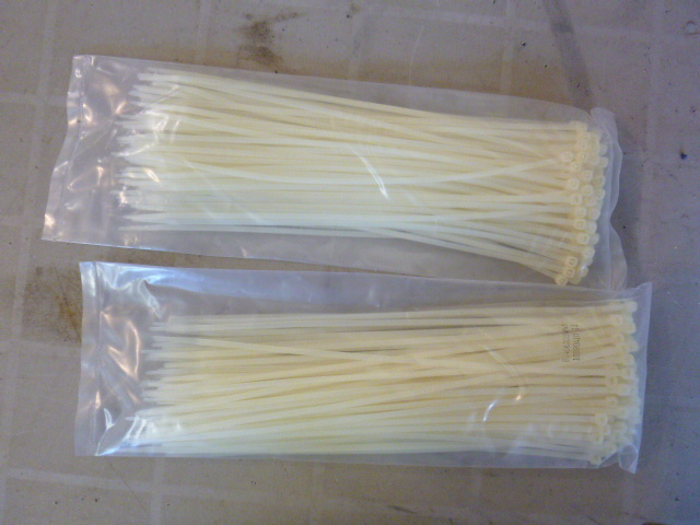 lot 127 image: 2 Bags of Cable Ties
