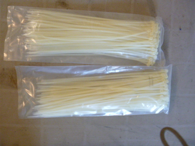 lot 128 image: 2 Bags of Cable Ties