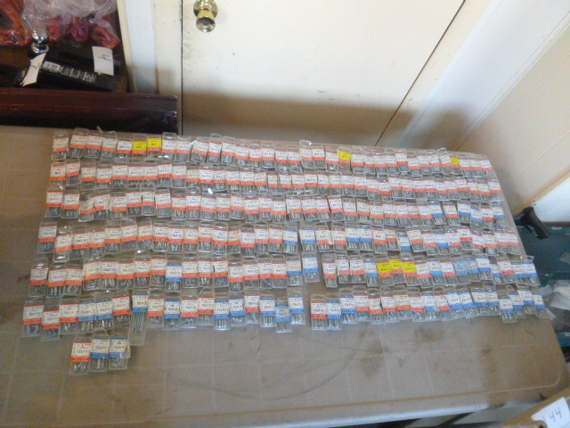 lot 141 image: Large Lot of Wood Screws
