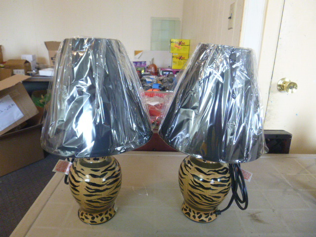 lot 142 image: 2 Table Lamps