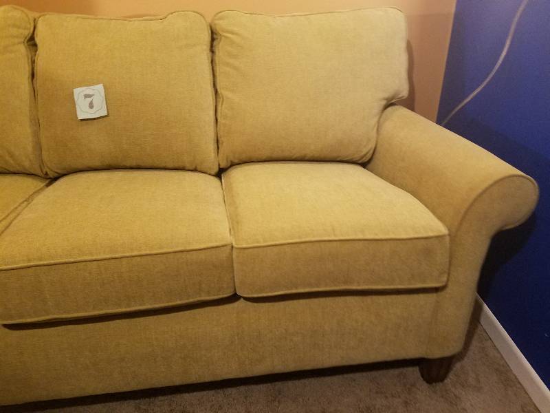 lot 7 image: Flexsteel Sleeper Sofa